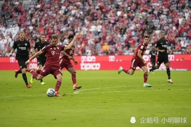 德甲，法兰克福补时争议点球绝杀门兴，终结对手11连胜登顶引热议